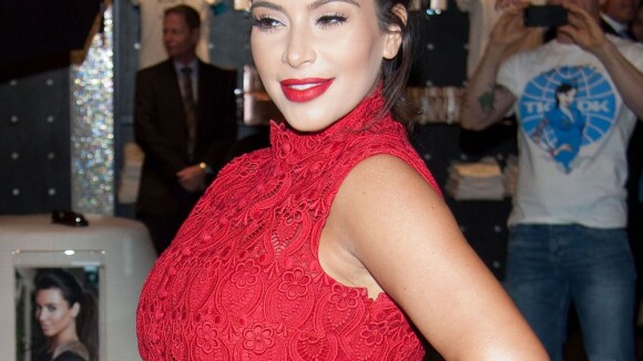 Kim Kardashian, enceinte : Un joli 'baby bump' mais une peau trop luisante