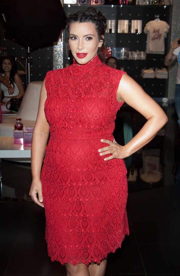 Kim Kardashian, enceinte et bien en formes, présente son parfum Glam au Kardashian Khaos Store à Las Vegas, le 13 avril 2013