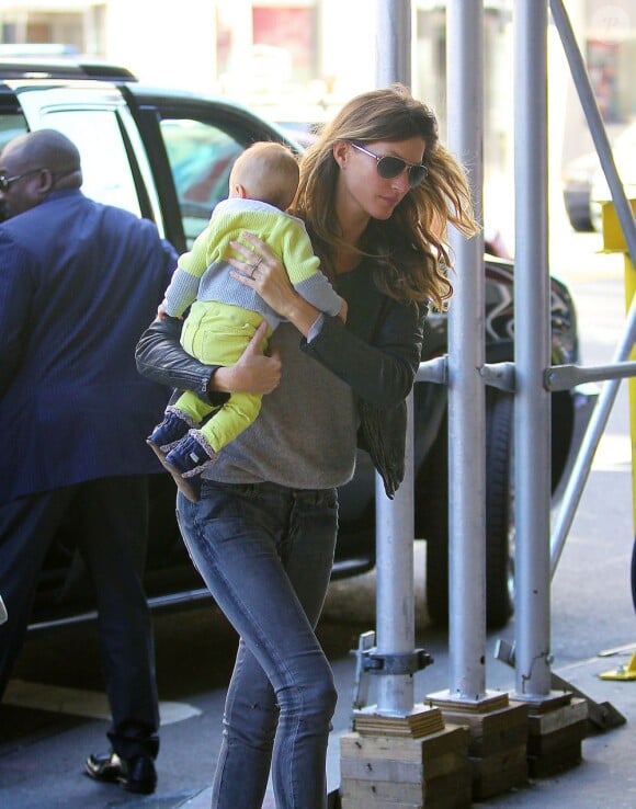 Gisele Bündchen ne quitte plus sa fille Vivian Lake Brady à New York, le 14 avril 2013.