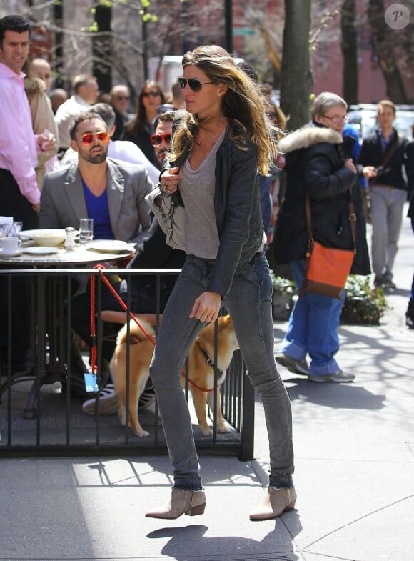 Gisele Bündchen, lookée, regagne son appartement new-yorkais à New York, le 14 avril 2013.