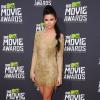 Selena Gomez, star incontestée des MTV Movie Awards, porte à son arrivée une robe Julien Macdonald collection automne 2013 et des souliers Jimmy Choo. Los Angeles, le 14 avril 2013.