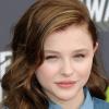 Chloë Moretz, 15 ans, porte une robe Louis Vuitton de la pré-collection automne 2013 et des souliers Jimmy Choo aux MTV Movie Awards. Los Angeles, le 14 avril 2013.