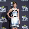 Emma Watson, lauréate du MTV Trailblazer Award, porte une robe Maxime Simoëns collection automne 2013 et des souliers Proenza Schouler. Los Angeles, le 14 avril 2013.