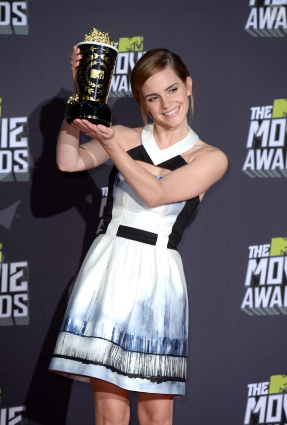 Emma Watson, lauréate du MTV Trailblazer Award, porte une robe Maxime Simoëns collection automne 2013 et des souliers Proenza Schouler. Los Angeles, le 14 avril 2013.