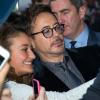 Robert Downey Jr. et ses fans à l'avant-première parisienne d'Iron Man 3 au Grand Rex le 14 avril 2013.