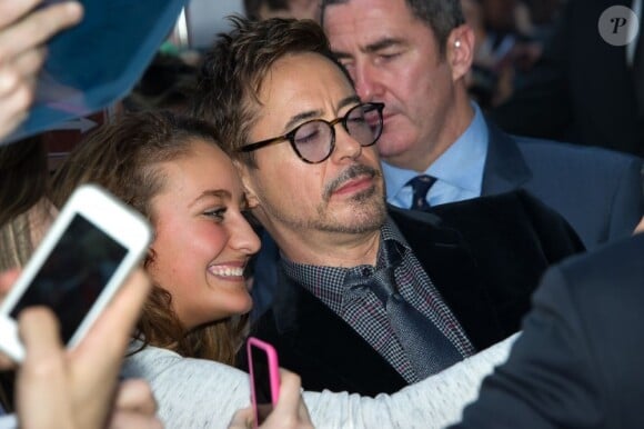 Robert Downey Jr. et ses fans à l'avant-première parisienne d'Iron Man 3 au Grand Rex le 14 avril 2013.