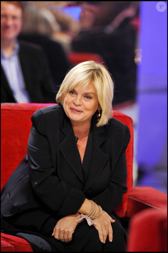 Isabelle Nanty pendant l'émission Vivement Dimanche le 21 novembre novembre 2010.