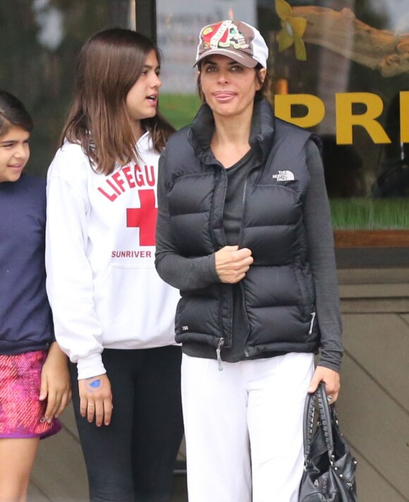 Exclu - Lisa Rinna et son mari Harry Hamlin emmènent leurs filles Delilah et Amelia déjeuner au restaurant à Beverly Hills, le 14 avril 2013.