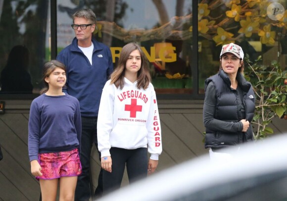 Exclu - Lisa Rinna en compagnie de son mari Harry Hamlin et de leurs filles Delilah et Amelia à Beverly Hills, le 14 avril 2013.