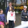 Exclu - Lisa Rinna et son mari Harry Hamlin emmènent leurs filles Delilah et Amelia déjeuner au restaurant à Beverly Hills, le 14 avril 2013.