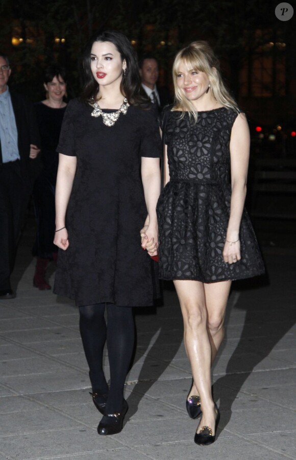 Matilda Sturridge et Sienna Miller à la soirée Vanity Fair pour l'ouverture du TriBeCa Film Festival à New York, le 16 avril 2013.