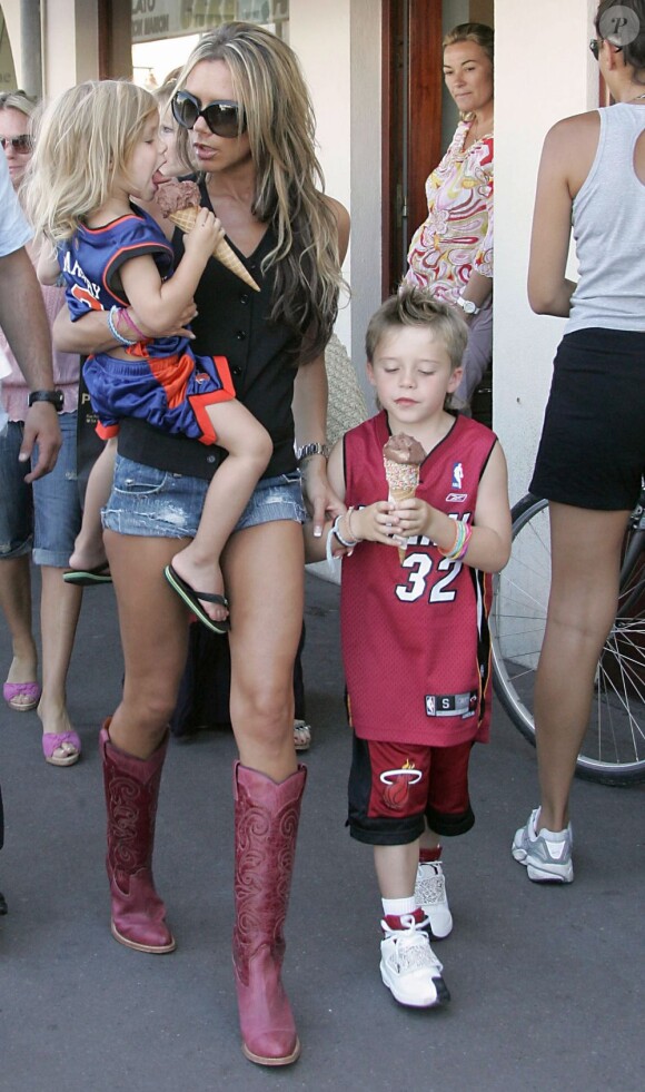 Victoria Beckham et ses fils, Brooklyn et Romeo, en vacances à Saint-Tropez. La maman joue sur un look sexy wilde, ambiance cow girl griffée