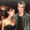 Victoria Beckham et son époux David Beckham, en 1999, au début de leur idylle. La star a opté pour une coupe courte qui a fait sa renommée