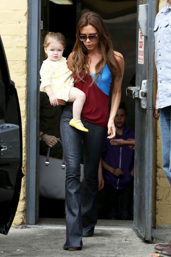 Victoria Beckham en avril 2013 en compagnie de sa fille Harper