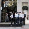 Des policiers devant l'hôtel George V à Paris, le 12 juin 2009 après que la princesse Maha al-Sudaïri a occupé l'établissement avant de s'enfuir sans payer.