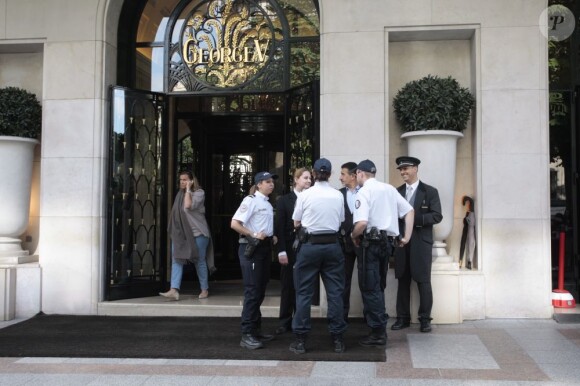 Des policiers devant l'hôtel George V à Paris, le 12 juin 2009 après que la princesse Maha al-Sudaïri a occupé l'établissement avant de s'enfuir sans payer.