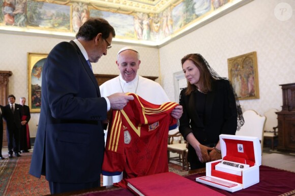 Le pape François avec le premier Ministre espagnol Mariano Rajoy au Vatican, le 15 avril 2013. Ce dernier lui a offert un maillot de l'equipe nationale de football signé par tous les joueurs.