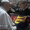Le pape François reçoit un maillot dédicacé de Lionel Messi le 17 avril 2013 au Vatican.