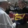Le pape François reçoit un maillot dédicacé de Lionel Messi le 17 avril 2013 au Vatican.