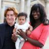 Thierry Fremont, tout juste fait Officier de l'ordre des Arts et des Lettres, avec sa fille Ines et sa compagne Gina à Paris, le 17 avril 2013.