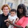 Thierry Fremont, tout juste fait Officier de l'ordre des Arts et des Lettres, avec sa fille Ines et sa compagne Gina à Paris, le 17 avril 2013.