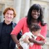 L'acteur Thierry Fremont, fait Officier de l'ordre des Arts et des Lettres, avec sa fille Ines et sa compagne Gina à Paris, le 17 avril 2013.