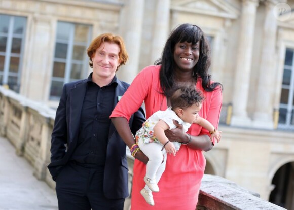 L'acteur Thierry Fremont, fait Officier de l'ordre des Arts et des Lettres, avec sa fille Ines et sa compagne Gina à Paris, le 17 avril 2013.