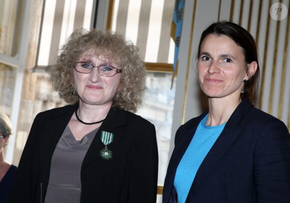 Marianna Chelkova reçoit la medaille de Chevalier de l'Ordre des Arts par Aurélie Filippetti à Paris le 17 avril 2013.