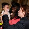 Le comédien Thierry Fremont, tout juste fait Officier de l'ordre des Arts et des Lettres, avec sa fille Ines et sa compagne Gina à Paris, le 17 avril 2013.