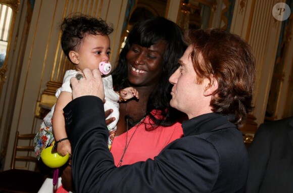 Le comédien Thierry Fremont, tout juste fait Officier de l'ordre des Arts et des Lettres, avec sa fille Ines et sa compagne Gina à Paris, le 17 avril 2013.
