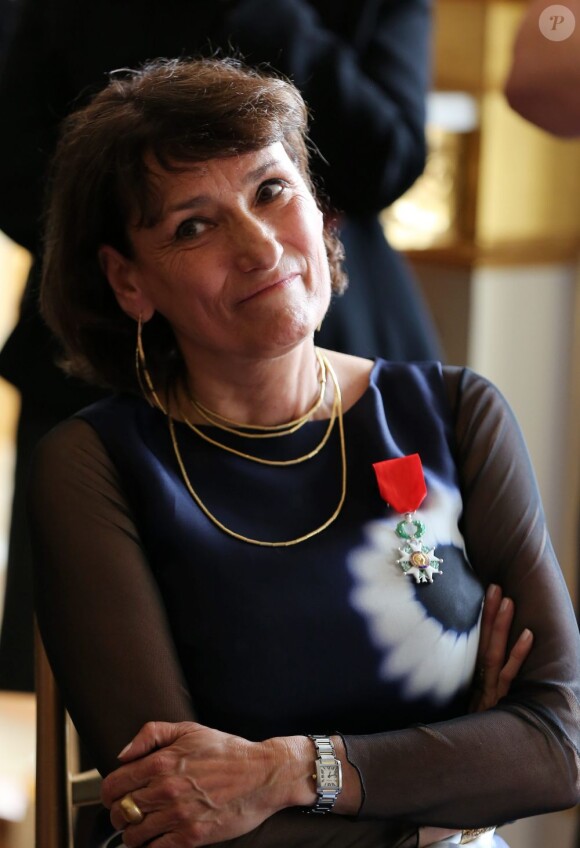 Brigitte Metra reçoit la médaille de Chevalier de l'Ordre de la Legion d'Honneur à Paris le 17 avril 2013.