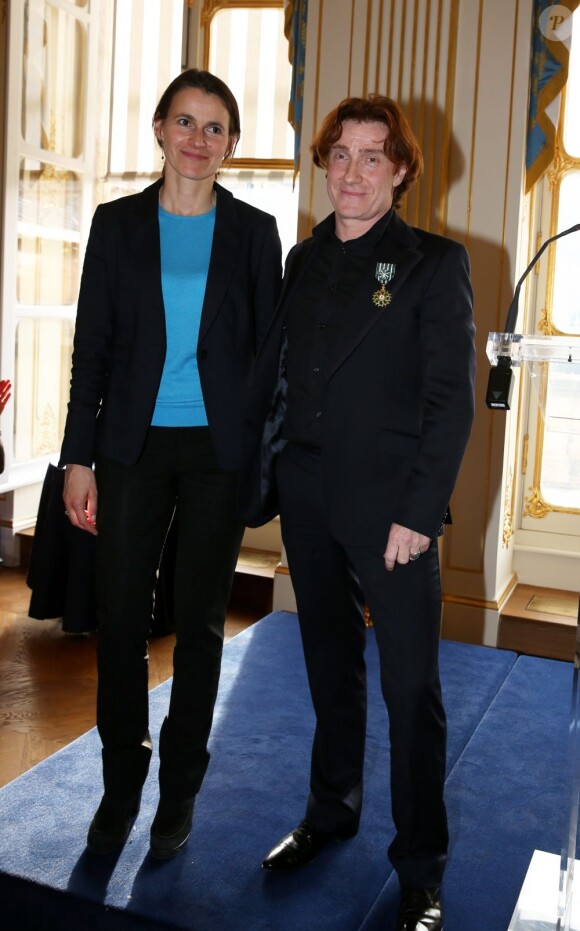 Thierry Fremont fait Officier de l'ordre des Arts et des Lettres par la ministre de la Culture Auréli Filippetti à Paris, le 17 avril 2013.