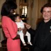 Thierry Fremont, tout juste fait Officier de l'ordre des Arts et des Lettres, avec sa fille Ines et sa compagne Gina à Paris, le 17 avril 2013.
