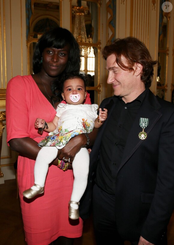Thierry Fremont, fait Officier de l'ordre des Arts et des Lettres, avec sa fille Ines et sa compagne Gina à Paris, le 17 avril 2013.