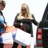 Jessica Simpson, très enceinte, fait du shopping après avoir déposé sa fille Maxwell chez sa mère Tina. A Los Angeles, le 17 avril 2013.