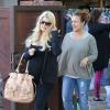 Jessica Simpson, enceinte, se rend chez sa mère Tina avec son fiancé Eric Johnson et leur fille Maxwell, avant d'aller faire du shopping à Los Angeles, le 17 avril 2013.