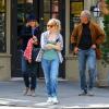 Sienna Miller et ses parents Josephine et Edwin à la sortie du restaurant Cafe Cluny à New York, le 17 avril 2013.