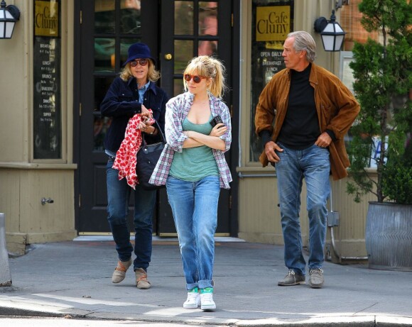 Sienna Miller et ses parents Josephine et Edwin à la sortie du restaurant Cafe Cluny à New York, le 17 avril 2013.
