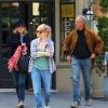 Sienna Miller dans les rues de New York avec ses parents, le 17 avril 2013.
