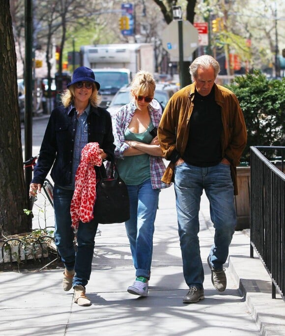 Sienna Miller et ses parents à New York, le 17 avril 2013.