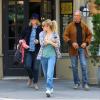 Sienna Miller sort d'un restaurant avec ses parents, à New York, le 17 avril 2013.