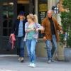 Sienna Miller et ses parents Josephine et Edwin à la sortie du restaurant Cafe Cluny à New York, le 17 avril 2013.