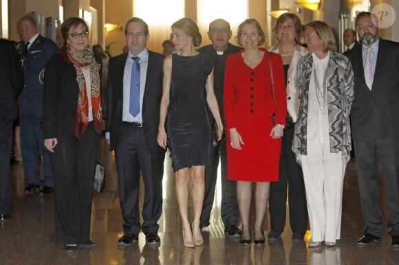La princesse Letizia d'Espagne a assisté à un concert pour les 80 ans de la Fondation Luca de Tena, à Madrid le 18 avril 2013. La fondation a été créée par Torcuato Luca de Tena y Álvarez-Ossorio afin d'aider les veuves et les orphelins des journalistes et autres employés de la presse écrite espagnole.