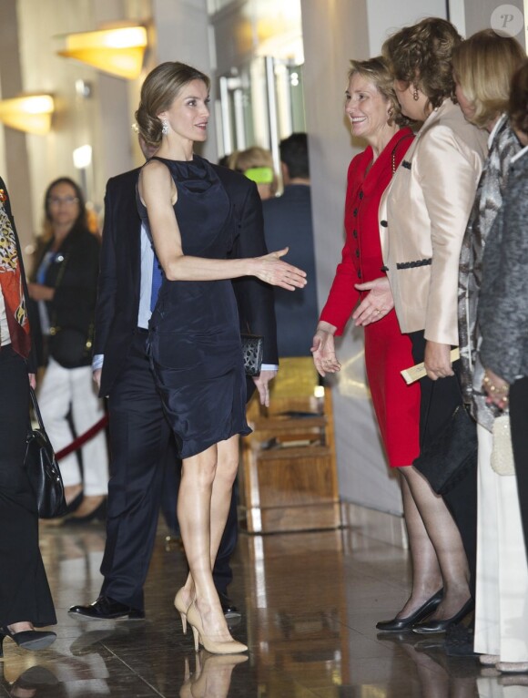 La princesse Letizia d'Espagne a assisté à un concert pour les 80 ans de la Fondation Luca de Tena, à Madrid le 18 avril 2013. La fondation a été créée par Torcuato Luca de Tena y Álvarez-Ossorio afin d'aider les veuves et les orphelins des journalistes et autres employés de la presse écrite espagnole.