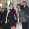 La princesse Letizia d'Espagne a assisté à un concert pour les 80 ans de la Fondation Luca de Tena, à Madrid le 18 avril 2013. La fondation a été créée par Torcuato Luca de Tena y Álvarez-Ossorio afin d'aider les veuves et les orphelins des journalistes et autres employés de la presse écrite espagnole.