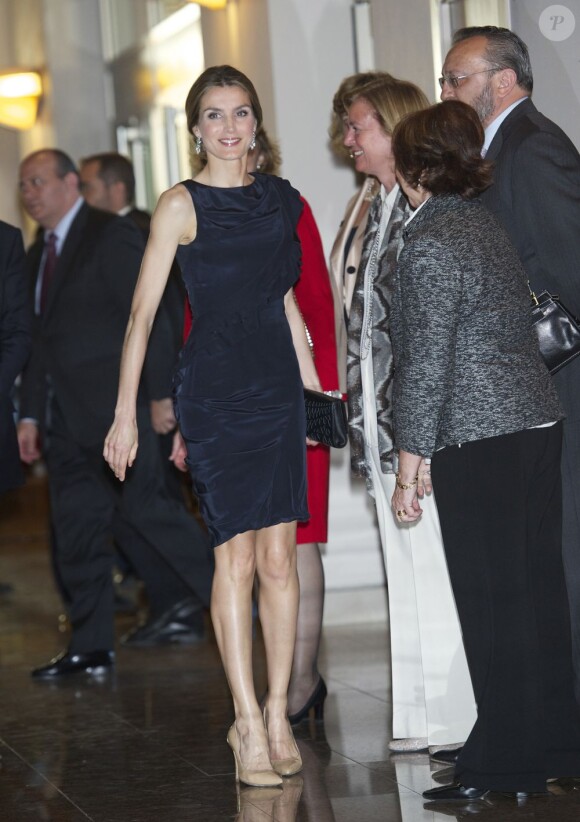 La princesse Letizia d'Espagne a assisté à un concert pour les 80 ans de la Fondation Luca de Tena, à Madrid le 18 avril 2013. La fondation a été créée par Torcuato Luca de Tena y Álvarez-Ossorio afin d'aider les veuves et les orphelins des journalistes et autres employés de la presse écrite espagnole.