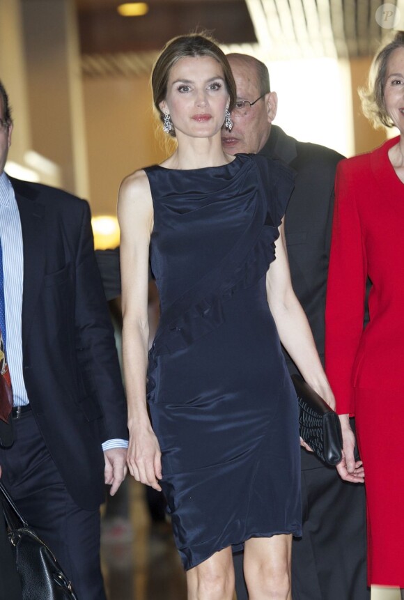 La princesse Letizia d'Espagne a assisté à un concert pour les 80 ans de la Fondation Luca de Tena, à Madrid le 18 avril 2013. La fondation a été créée par Torcuato Luca de Tena y Álvarez-Ossorio afin d'aider les veuves et les orphelins des journalistes et autres employés de la presse écrite espagnole.