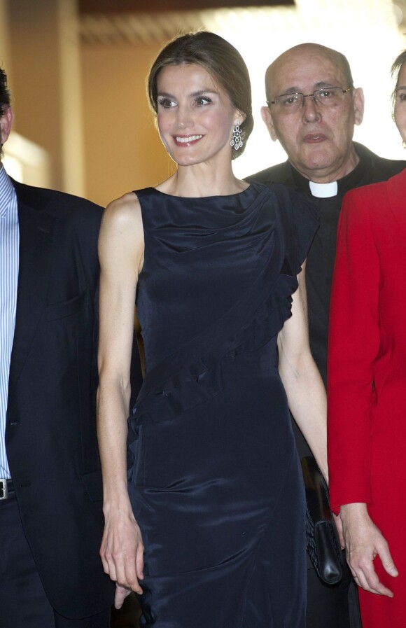 La princesse Letizia d'Espagne a assisté à un concert pour les 80 ans de la Fondation Luca de Tena, à Madrid le 18 avril 2013. La fondation a été créée par Torcuato Luca de Tena y Álvarez-Ossorio afin d'aider les veuves et les orphelins des journalistes et autres employés de la presse écrite espagnole.