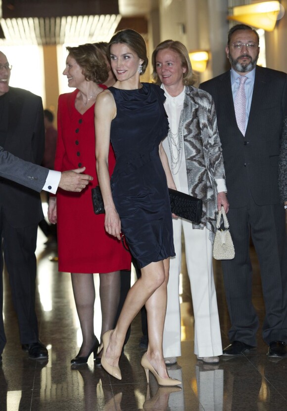 La princesse Letizia d'Espagne a assisté à un concert pour les 80 ans de la Fondation Luca de Tena, à Madrid le 18 avril 2013. La fondation a été créée par Torcuato Luca de Tena y Álvarez-Ossorio afin d'aider les veuves et les orphelins des journalistes et autres employés de la presse écrite espagnole.