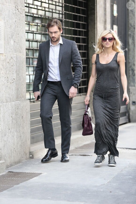 Michelle Hunziker, enceinte, et Tomaso Trussardi à Milan, le 18 avril 2013.